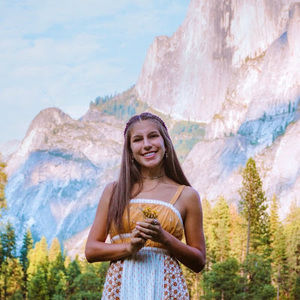 Meet your Posher, Elise estela